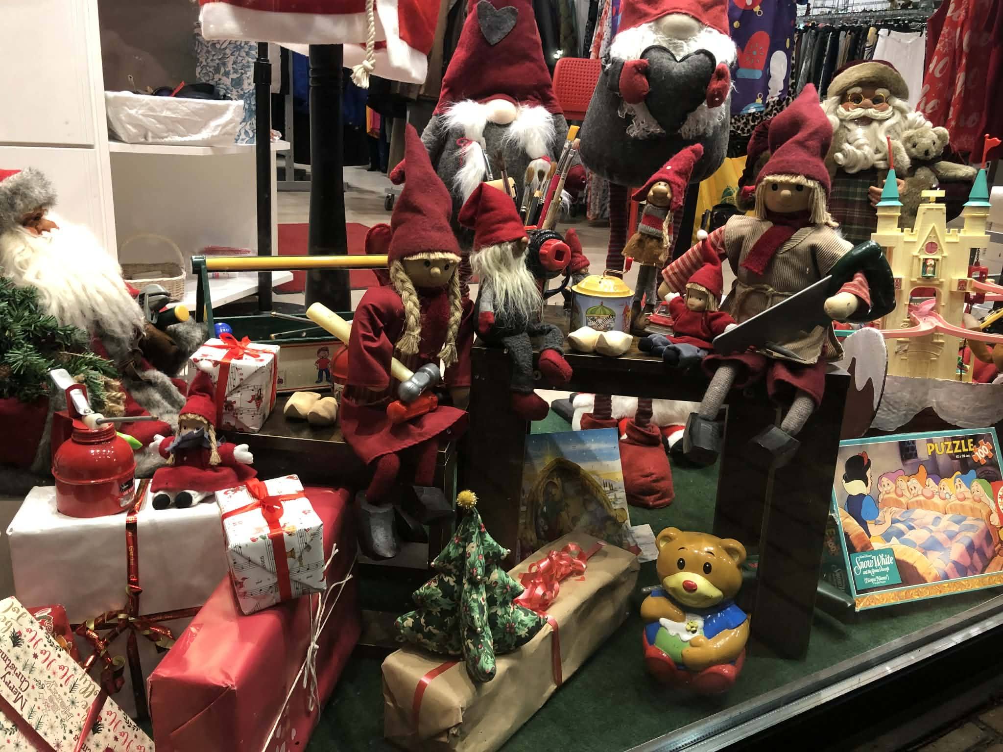 Udstilling med juledekorationer, julepynt, julenisser og julemænd